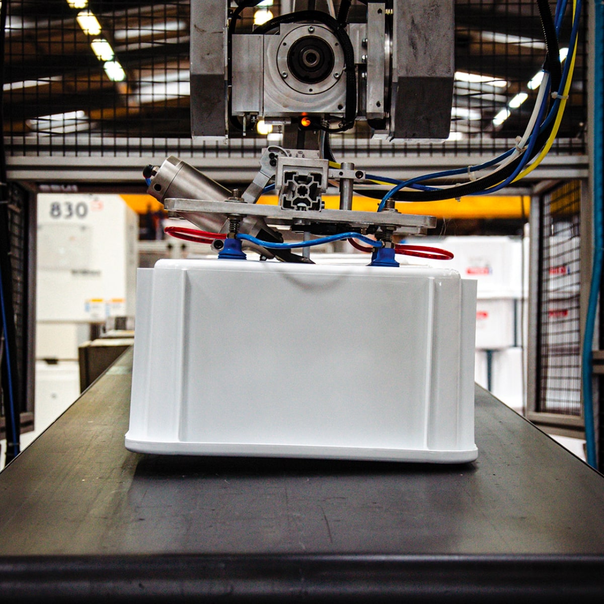 Fabrication d'une caisse à l'usine de Izernore