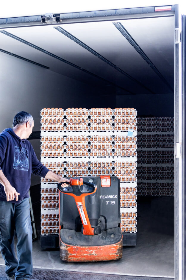 Camion avec une palette contenant notre système de transport