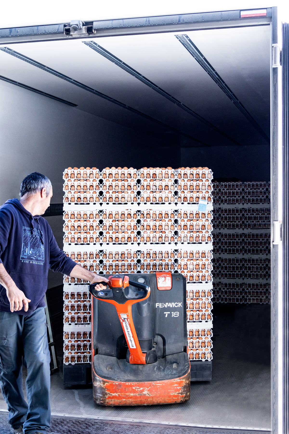 Camion avec une palette contenant notre système de transport