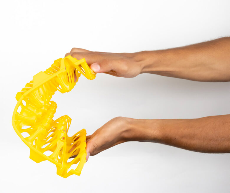 Alvéole pliée par une personne pour montrer sa robustesse