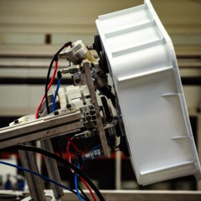 Démonstration d'une étape dans la fabrication d'une caisse